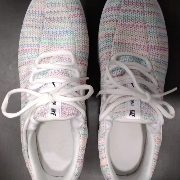 Nike Kids Size 6.5 White Sneakers Lightweight Breathable Design - Picture 2 of 8